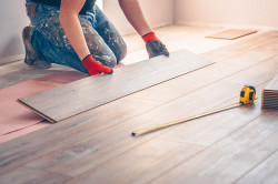 Pose de parquet flottant à Guerlédan